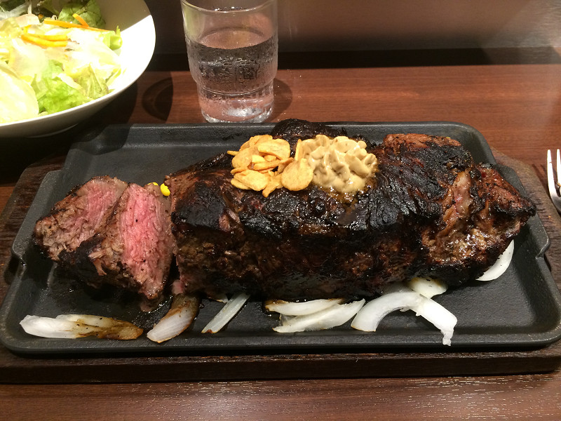 800グラムのステーキ