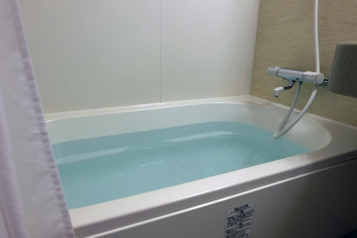 お風呂には何リットルのお湯が入る?浴槽に水を入れて検証