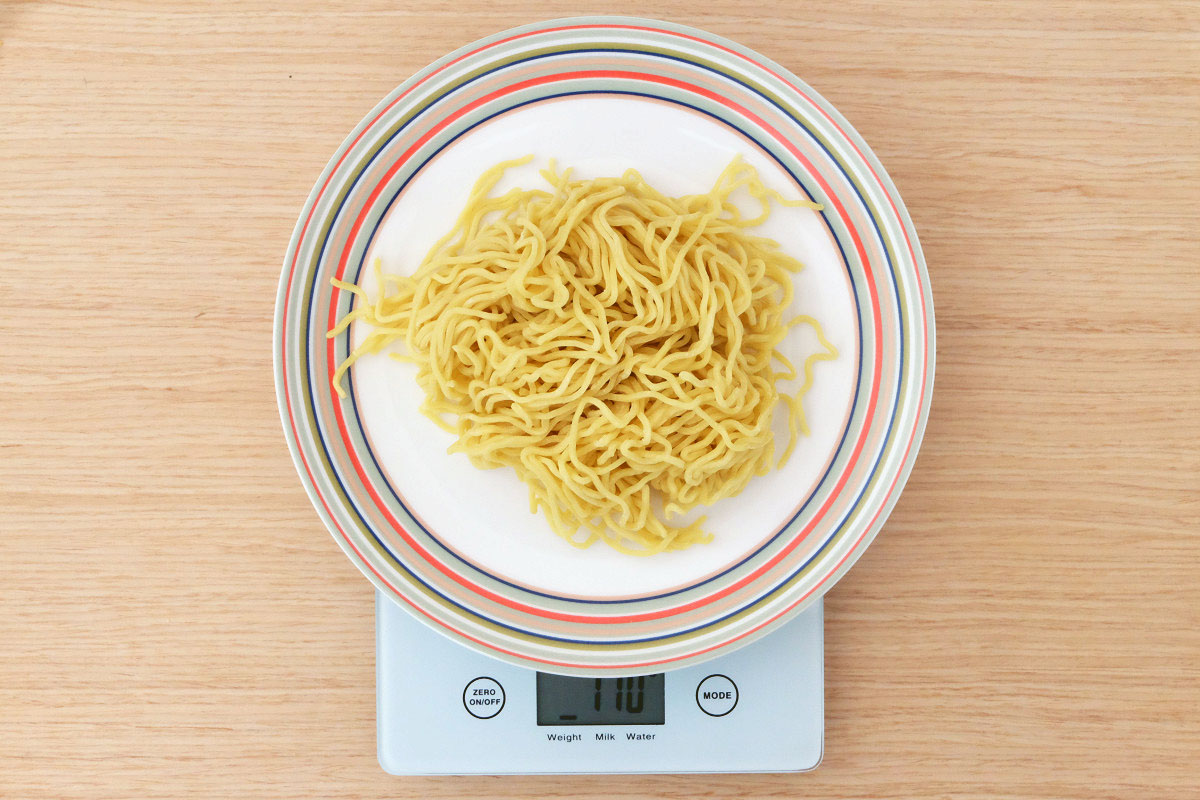 ラーメンの麺は1人前あたり何グラムが目安？100～1200gのカロリーや茹でる前と後の量を比較
