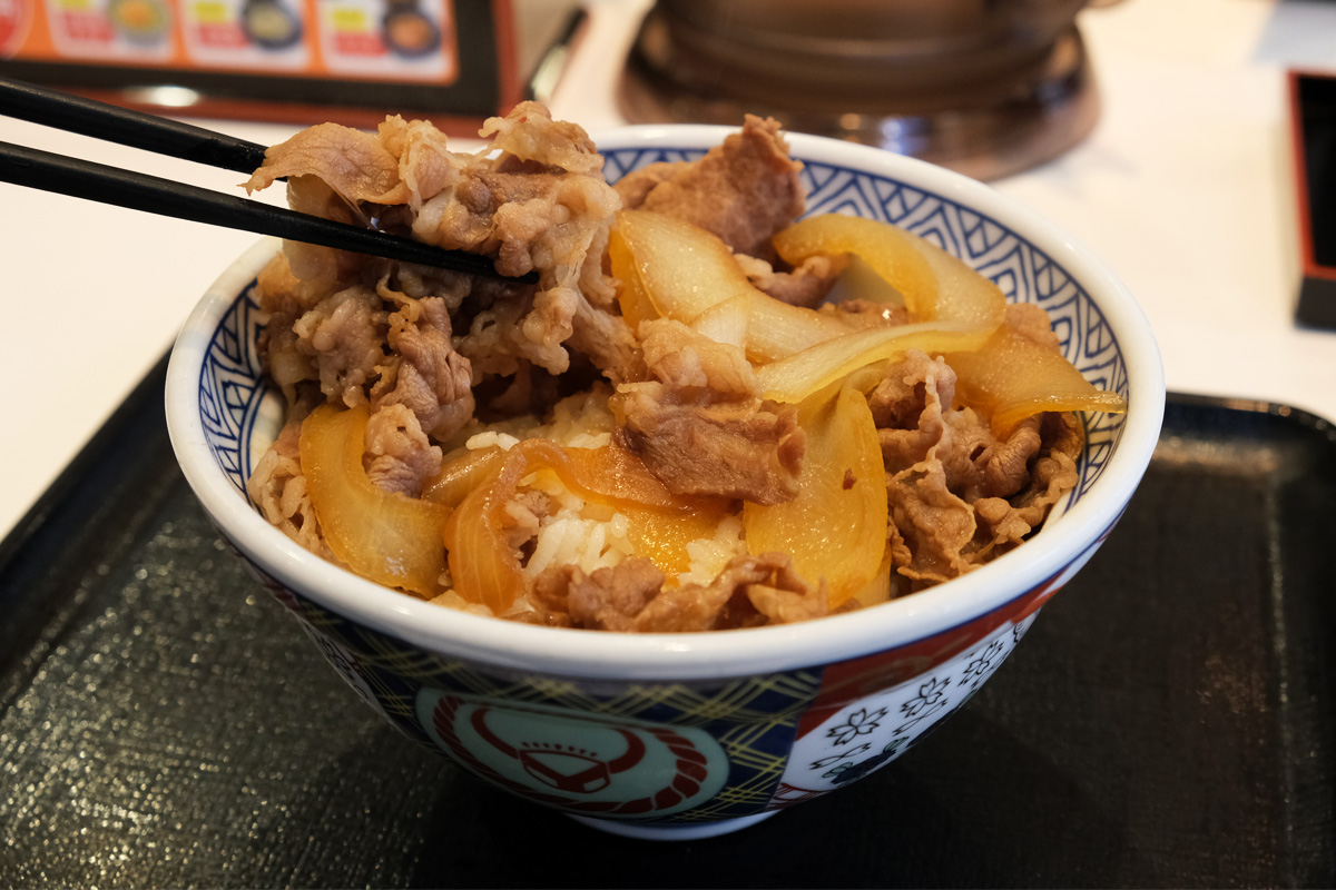 「アタマの大盛」とは？頭の意味と量の違いについて解説＆牛丼チェーン各社の頭大盛りを比較