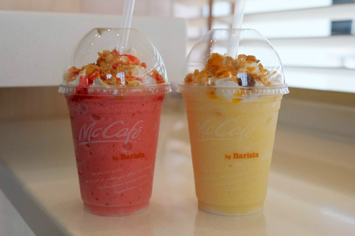 「ストロベリーヨーグルトフラッペ」と「パッションフルーツヨーグルトフラッペ」