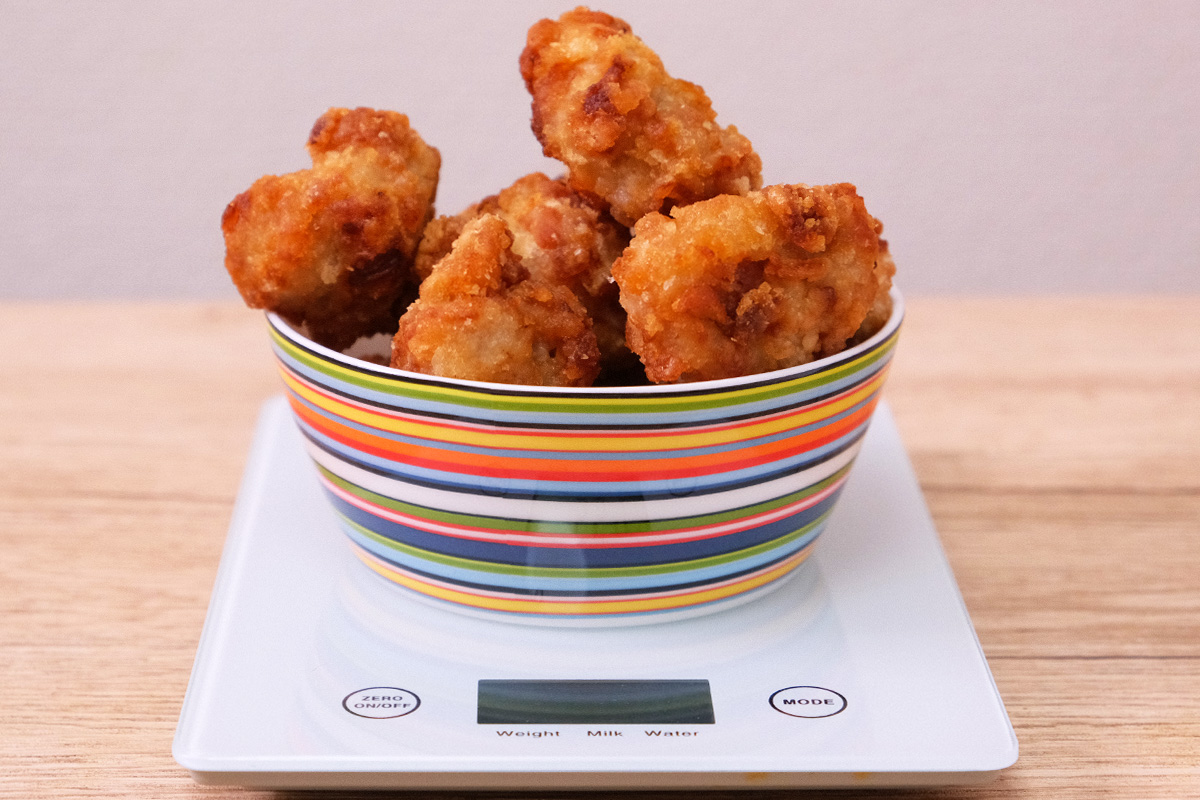 から揚げ100gから1kgまでどれ位の量なのか写真を使って解説、栄養成分も合わせて掲載