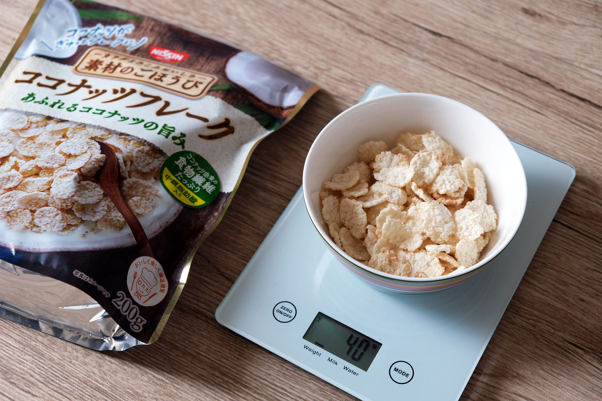 「素材のごほうび ココナッツフレーク」の1食分はどれ位?グラムごとの量の目安と牛乳・ヨーグルト・豆乳をかけた時の栄養成分まとめ
