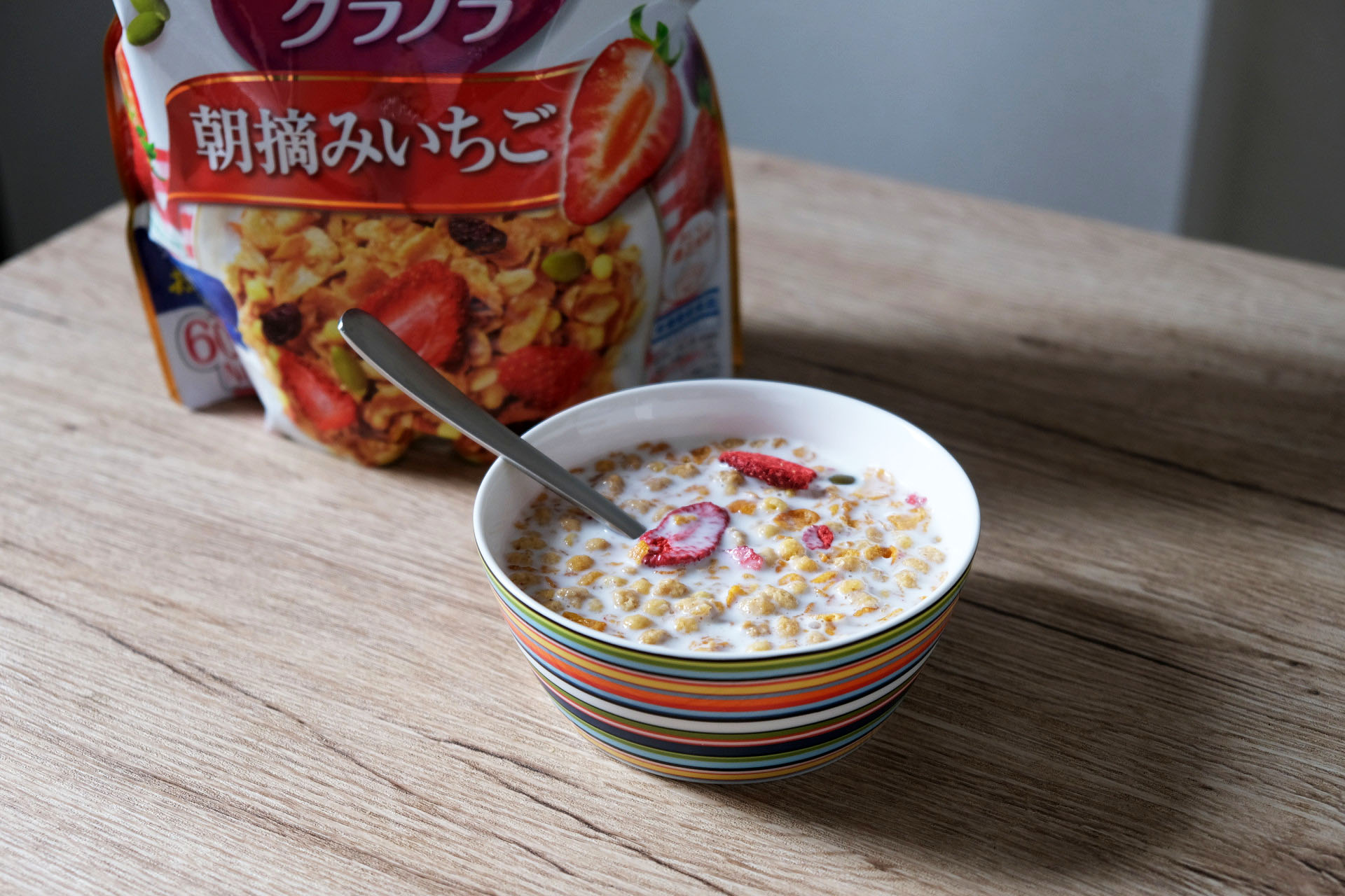 1食分のフルーツグラノラ 朝摘みいちごに200gの牛乳をプラス