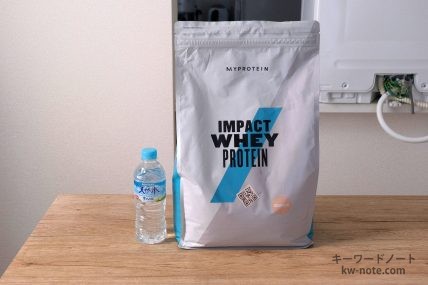 500mlサイズペットボトルと大きさを比較（5kg前後のプロテイン）