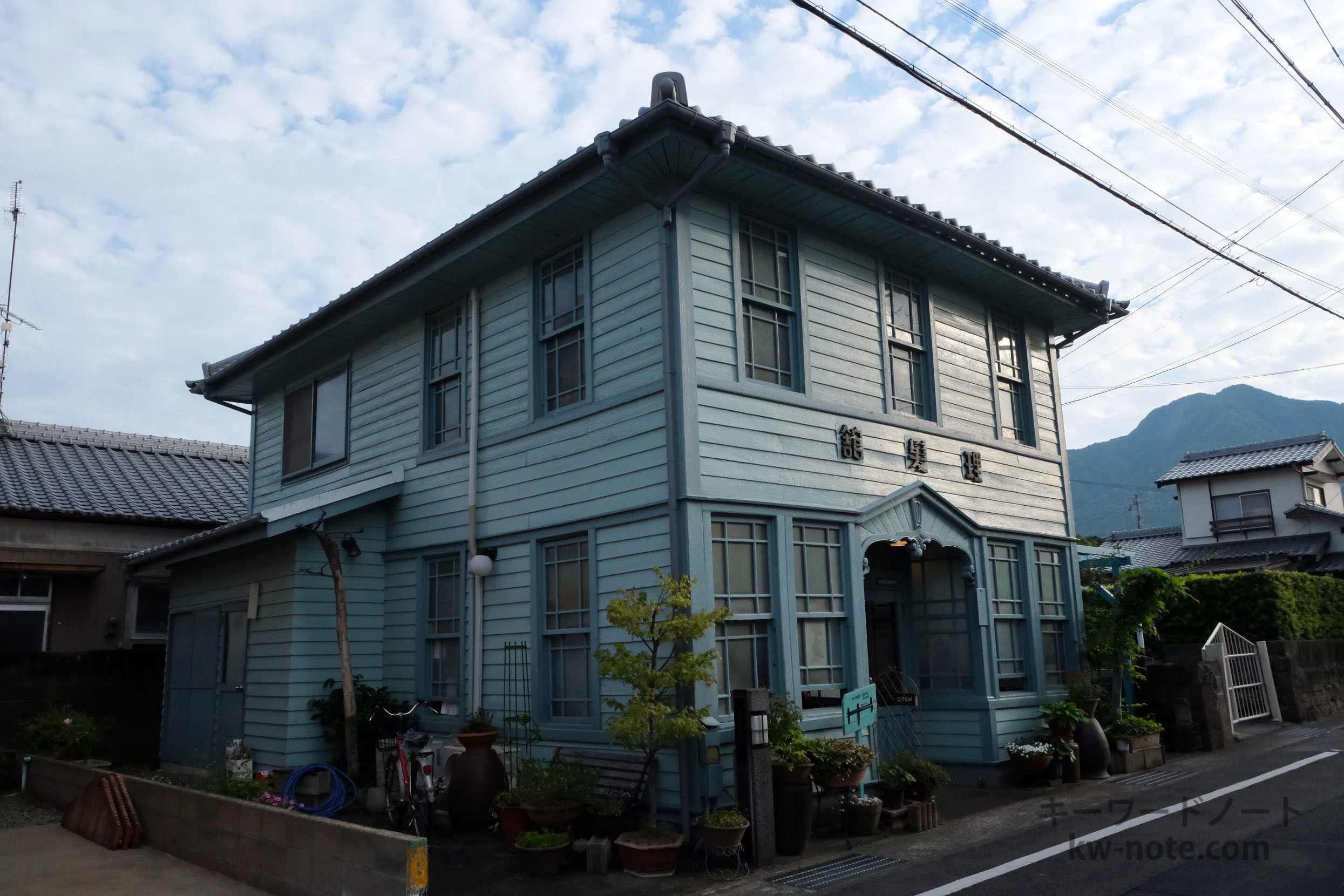 「青い理髪舘 工房モモ」大正時代に建てられたレトロな青い建物が素敵なお店