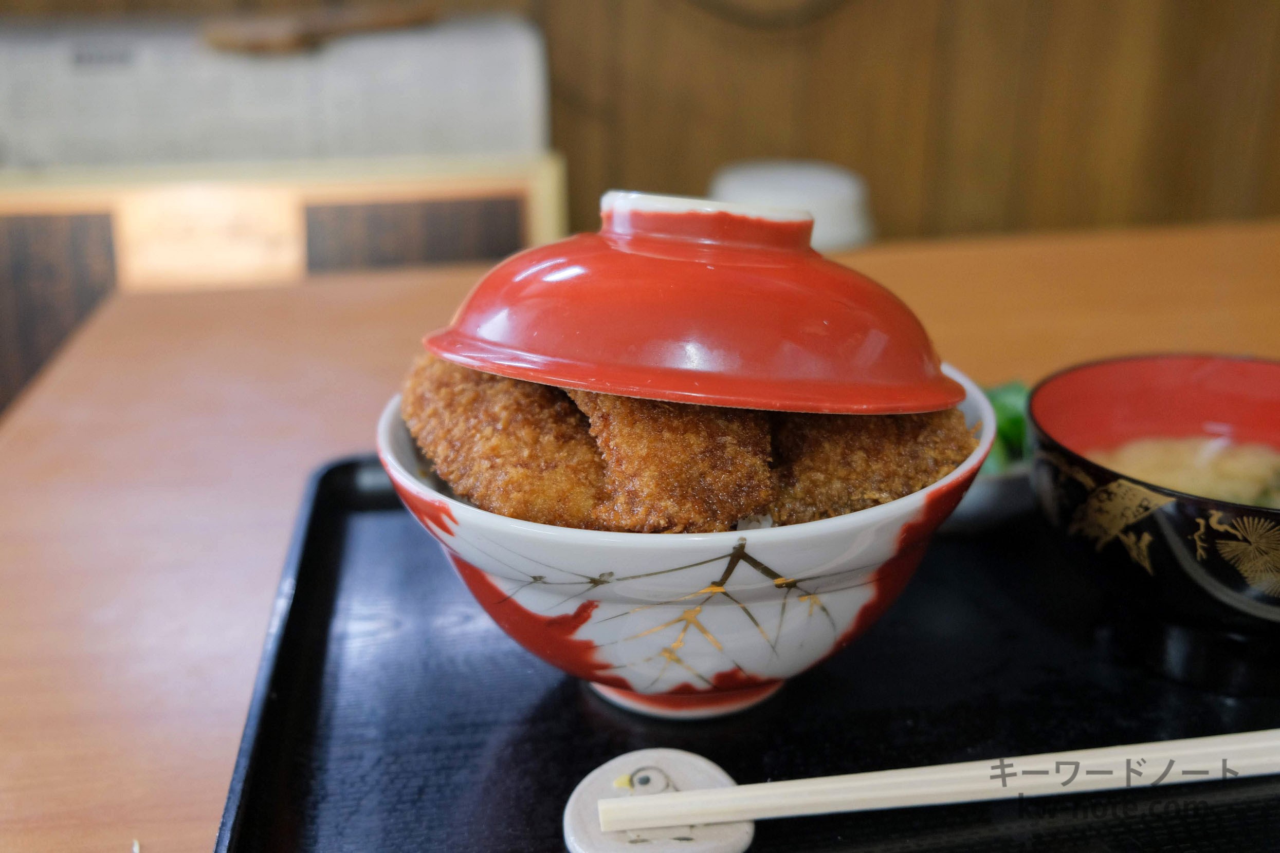 カツがはみ出す半開きの丼