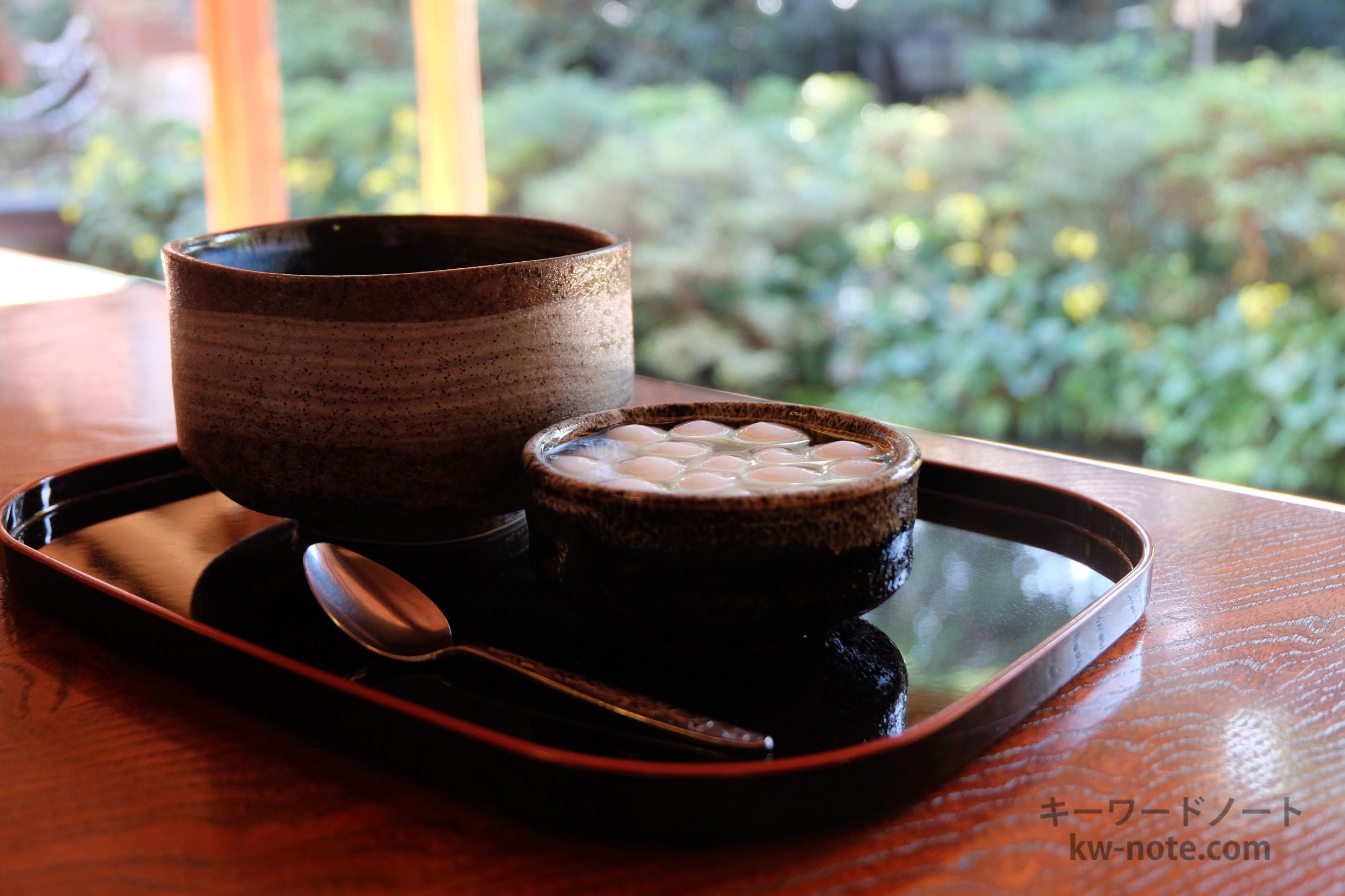 「かんざらし抹茶セット」と背景の庭園