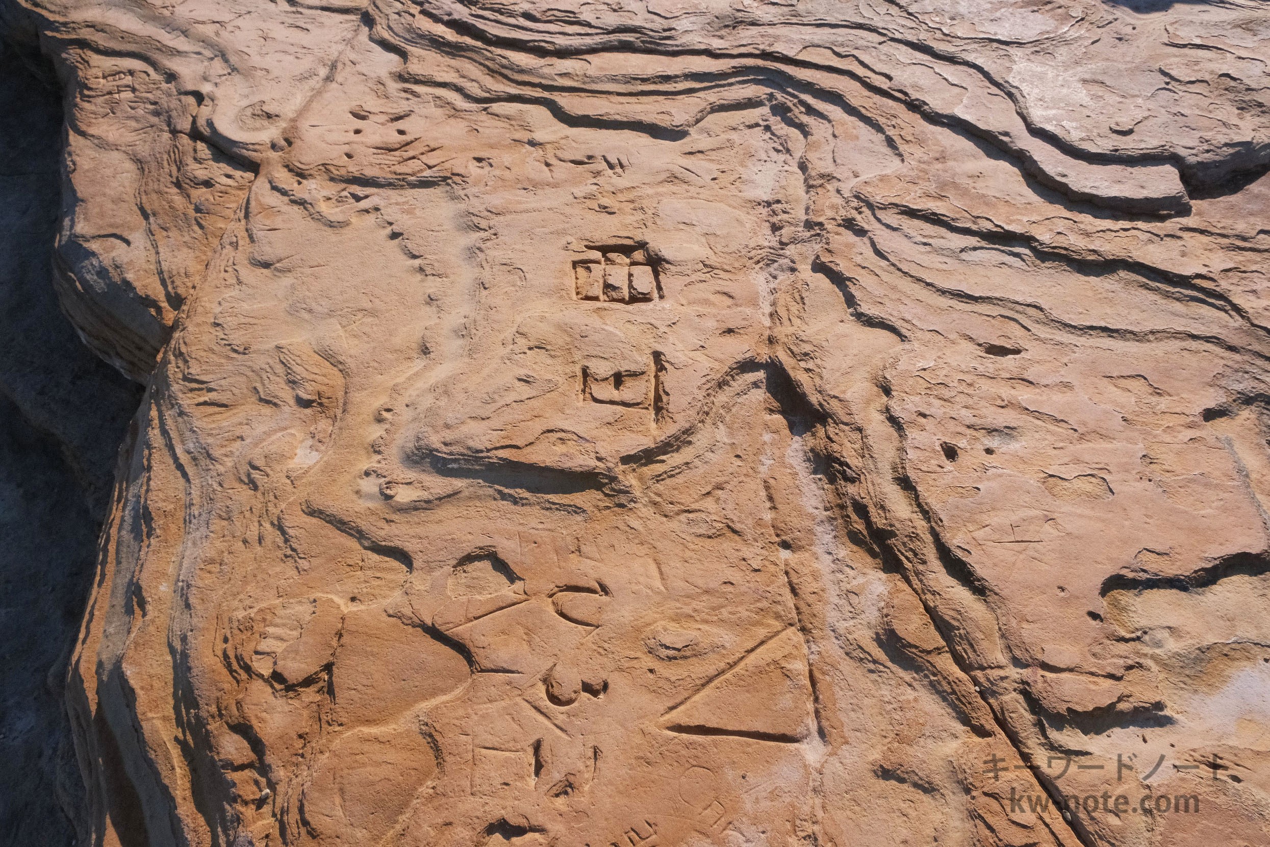 地層に書かれた落書き