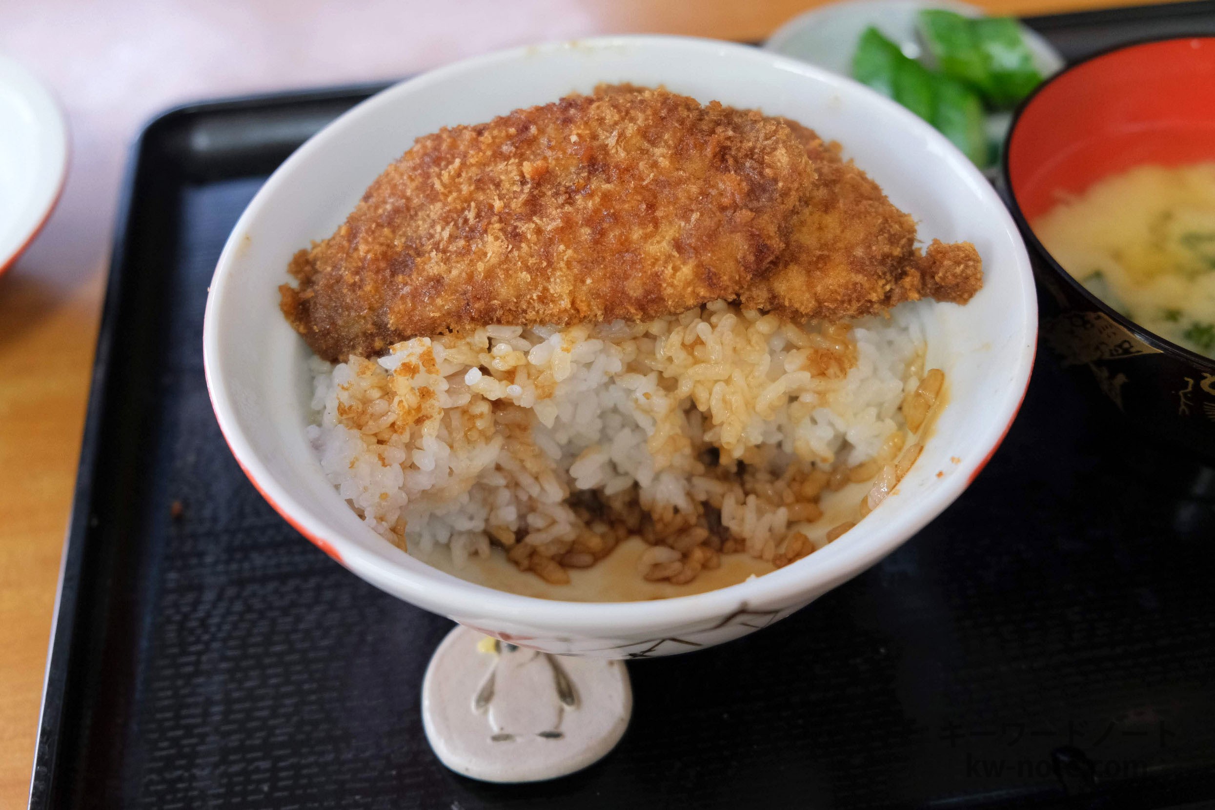 丼の底にもソース