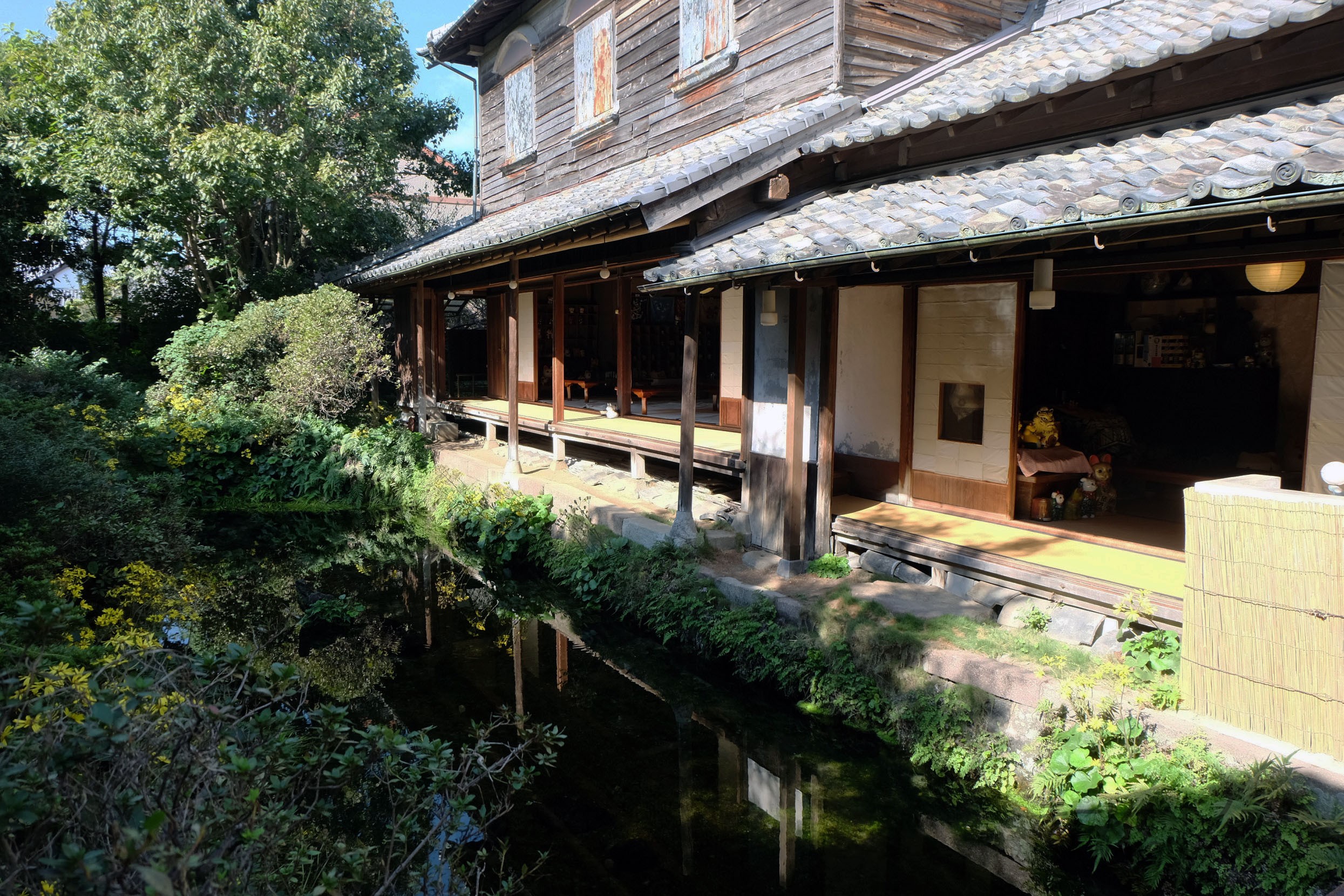 「しまばら水屋敷」商店街を一歩入踏み入れると現れる別世界の古民家カフェ&可愛い招き猫の屋敷も