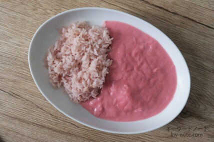 ピンクカレーとピンクライス 上から撮影
