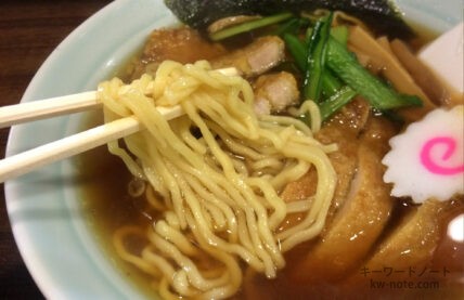 パイコーメンの麺とスープ