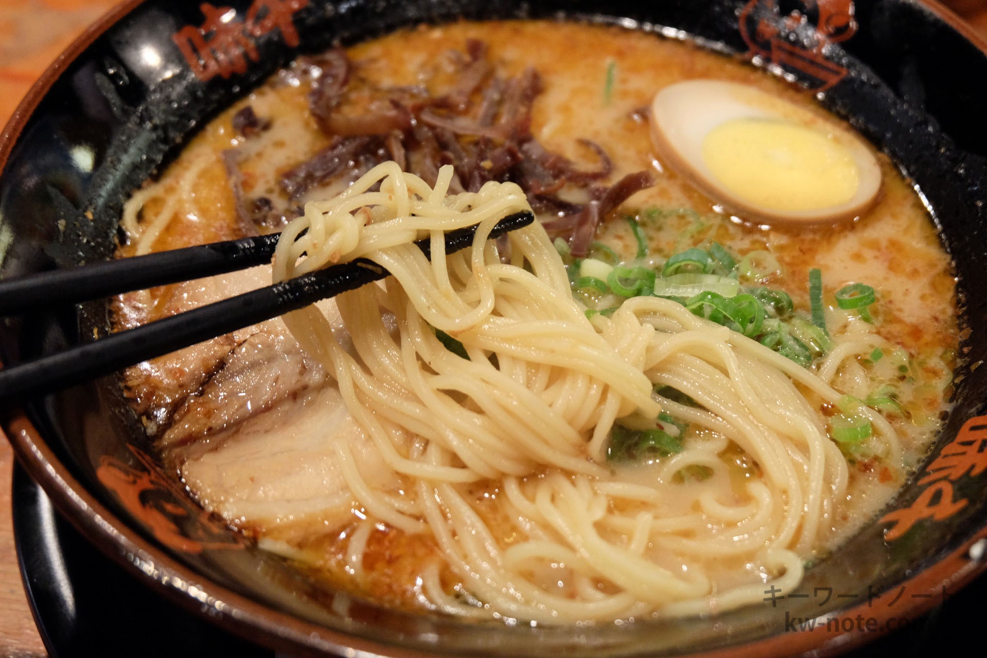 ストレートの中細麺