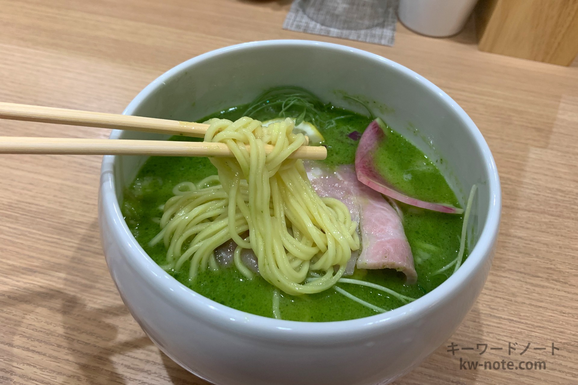 ストレートの中太麺