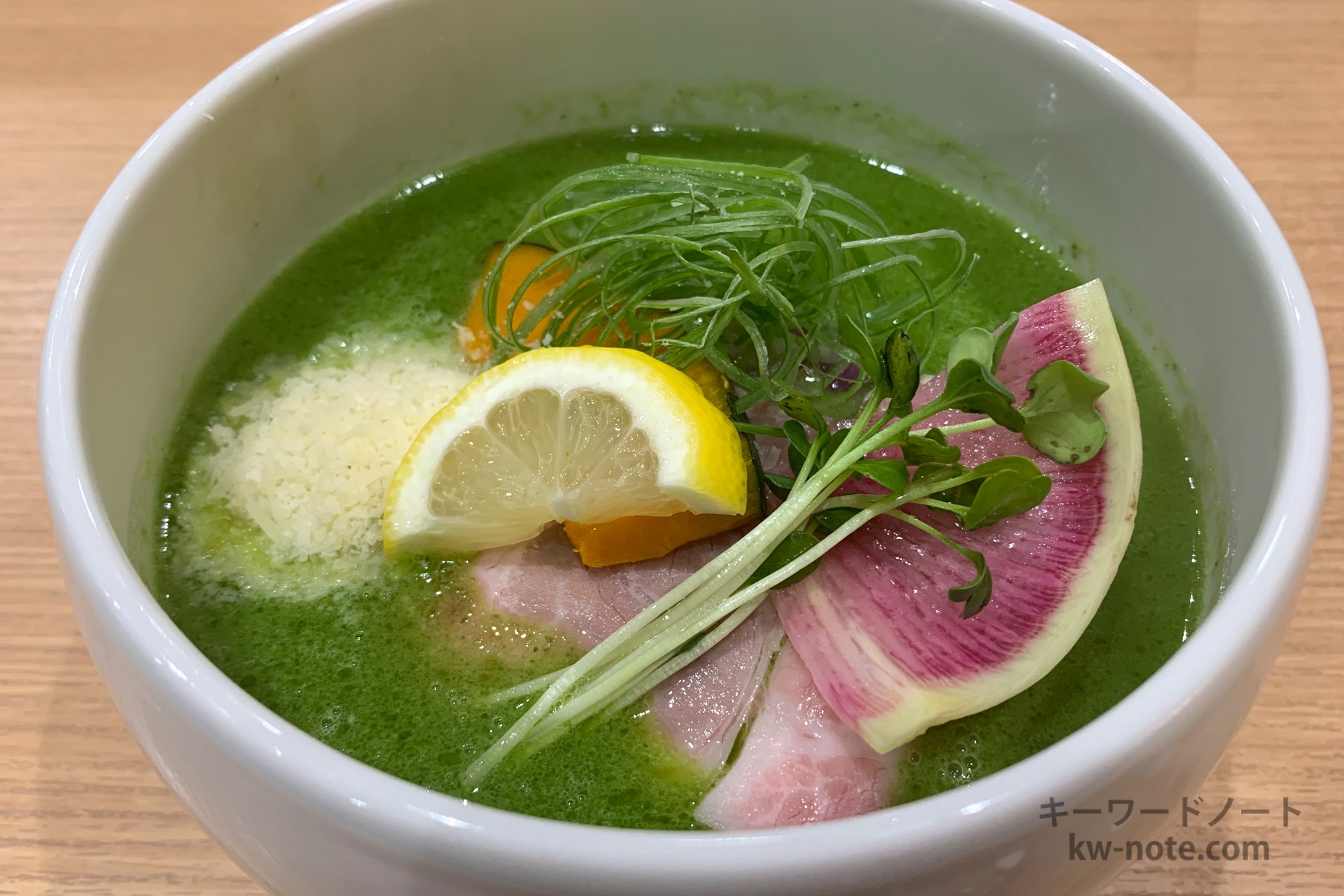 緑のバジルスープと具材