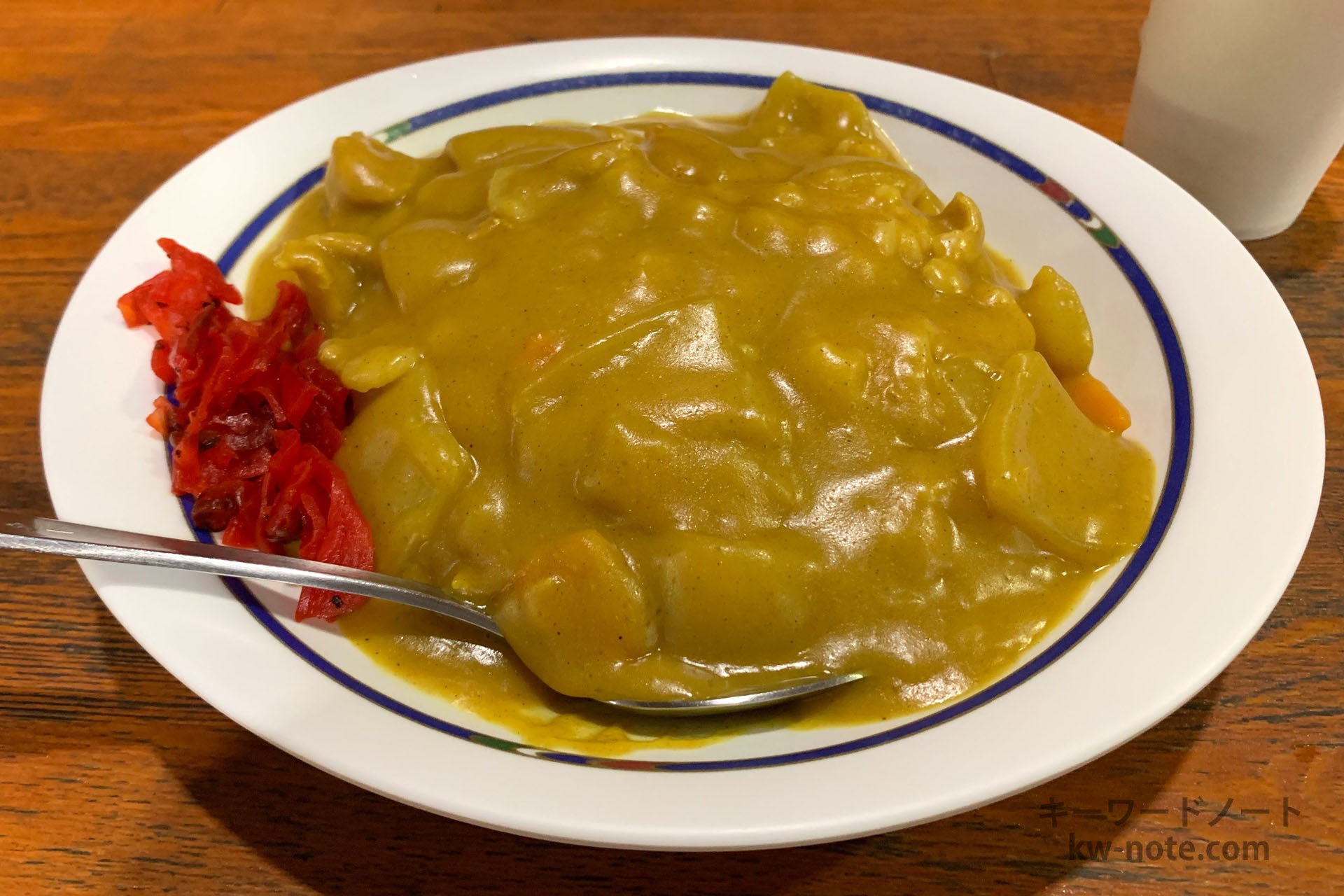 横から見た万代そばのカレー