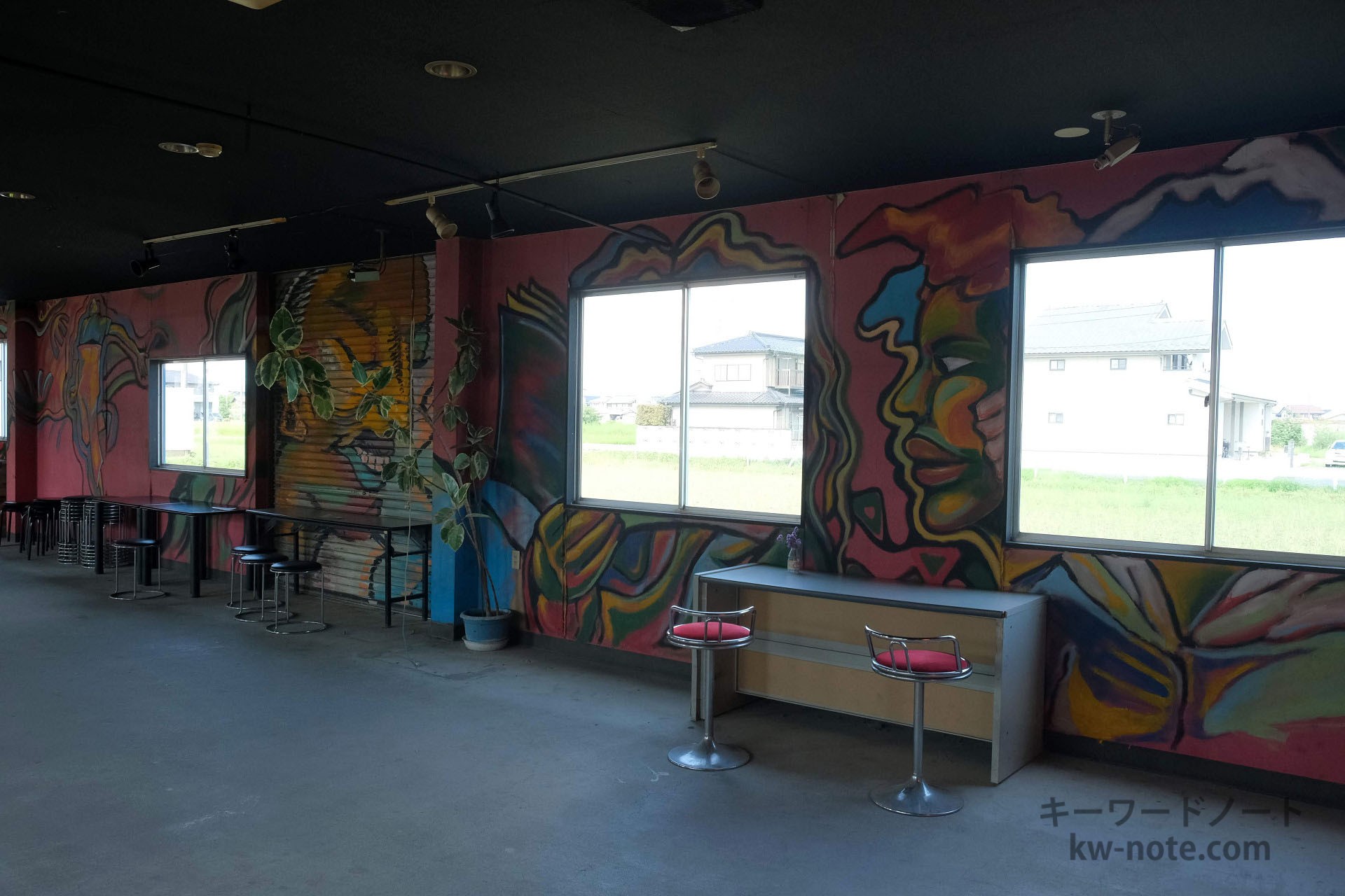 描かれた絵と窓