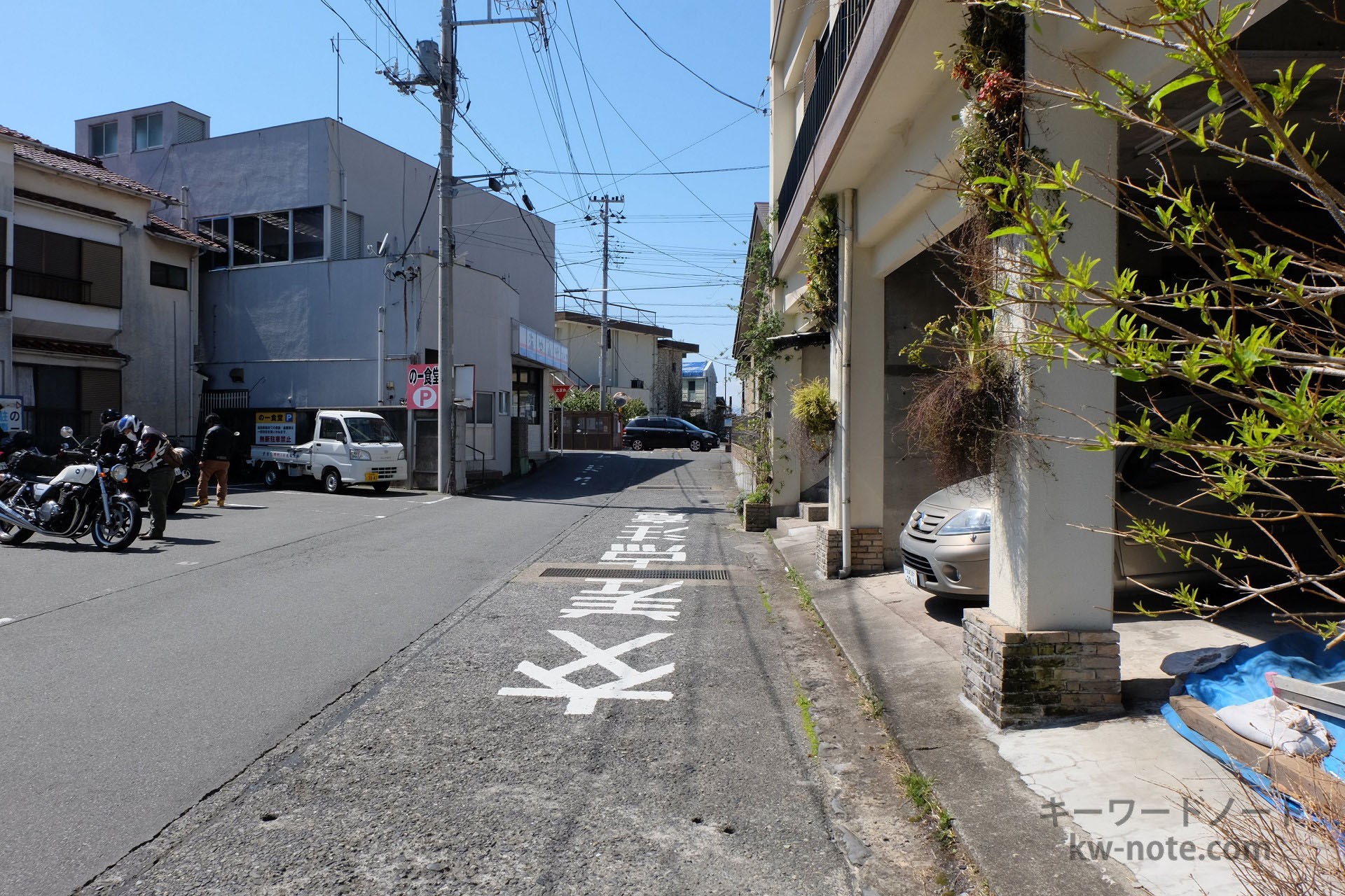 店舗脇の道と駐車場