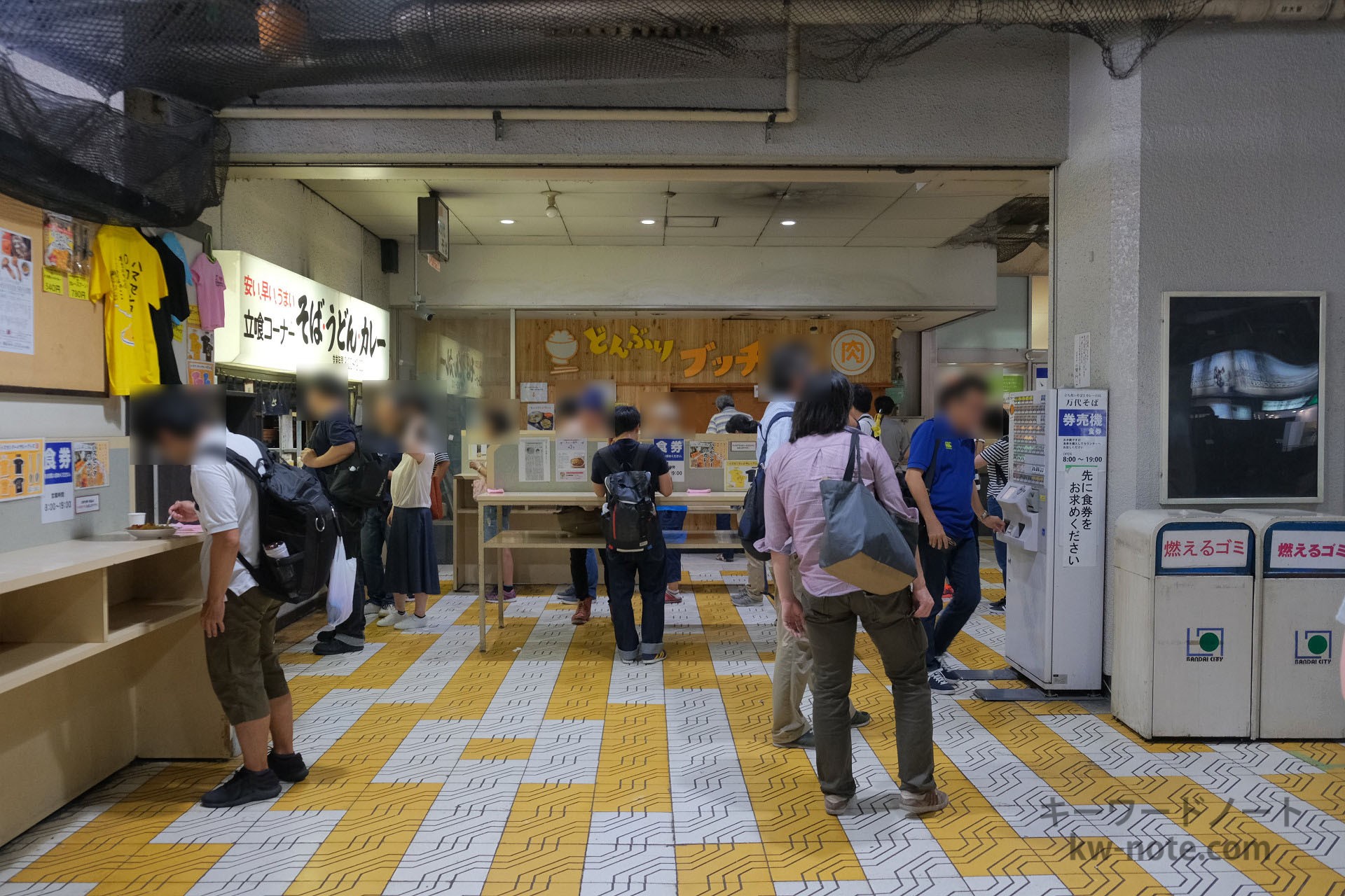 券売機と万代そば店舗