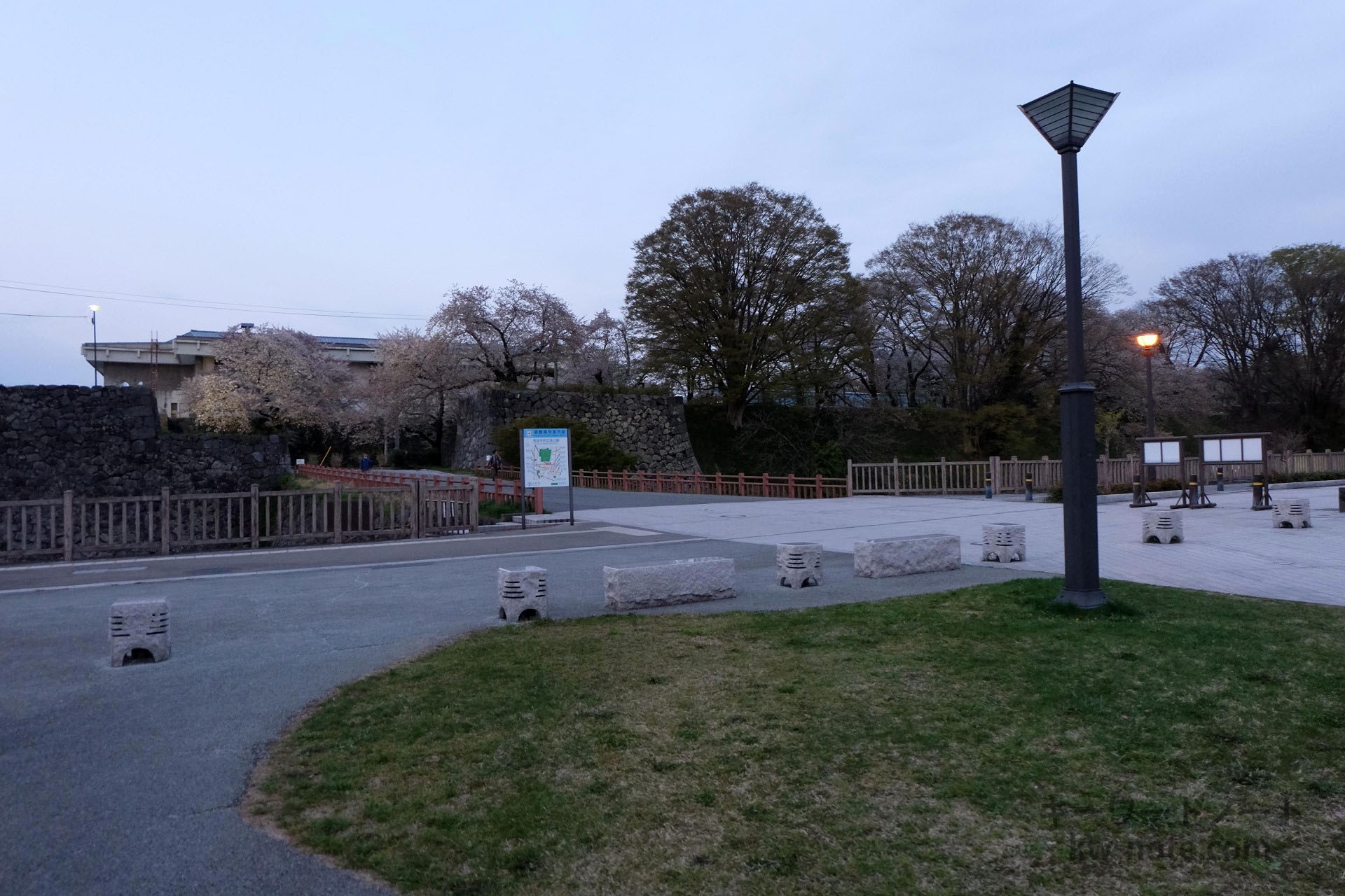 南追手前広場公園と南大手門跡
