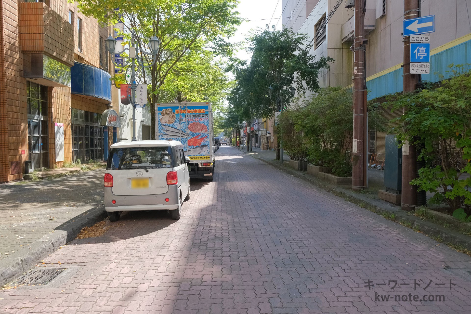 店舗向かいの通り