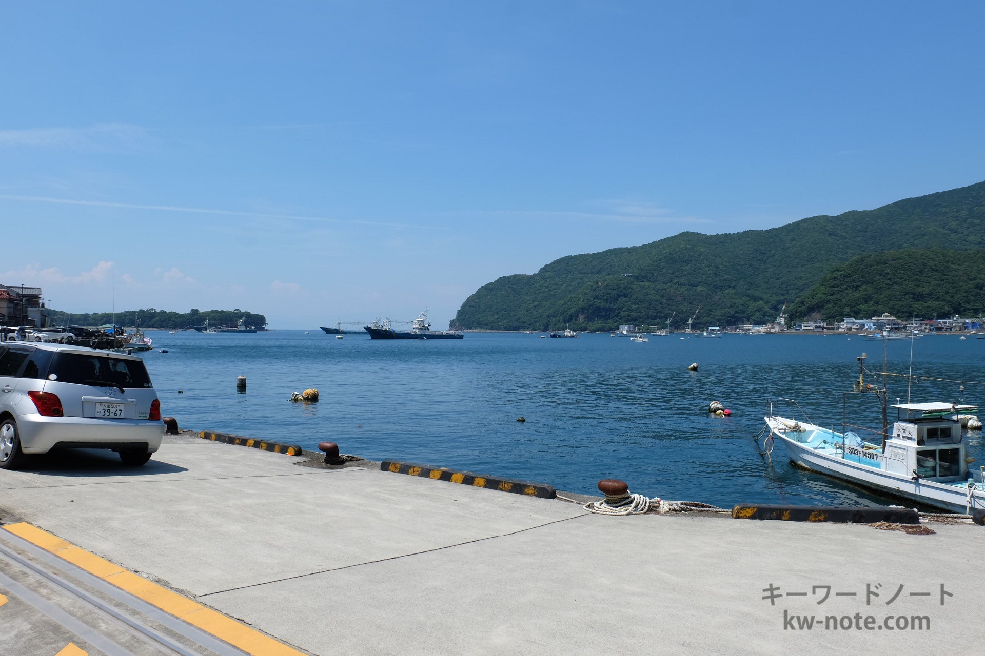 店舗向かいにある海